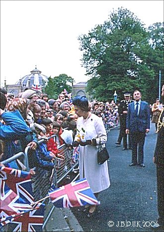 england_general_sussex_brighton_queen_visit_1977_0125