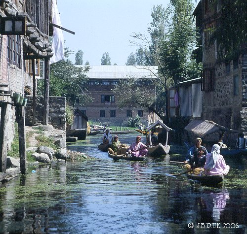 kashmir_dal_lake_canal_traffic_1989_0127
