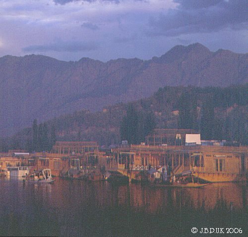 kashmir_dal_lake_houseboats_sunset_1989_0127