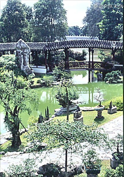 singapore_chinese_garden_bonsai_06_1999_0190